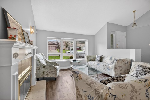 14610 87 Avenue, Surrey, BC - Indoor Photo Showing Living Room