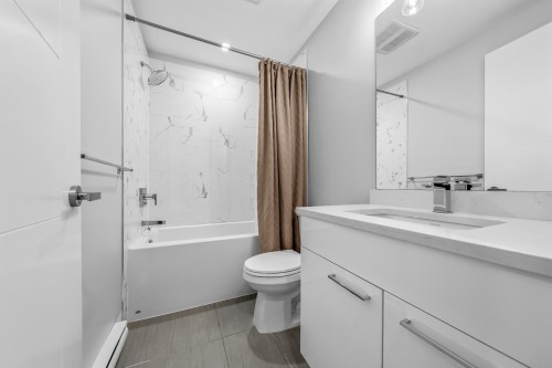 208-20175 53 Avenue, Langley, BC - Indoor Photo Showing Bathroom