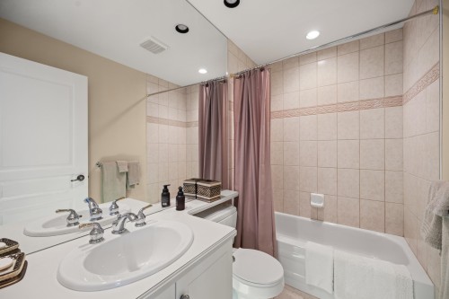 68-15715 34 Avenue, Surrey, BC - Indoor Photo Showing Bathroom