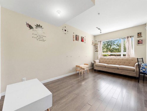 126-13228 Old Yale Road, Surrey, BC - Indoor Photo Showing Living Room