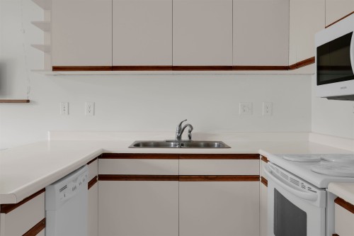 25-9930 148 Street, Surrey, BC - Indoor Photo Showing Kitchen With Double Sink
