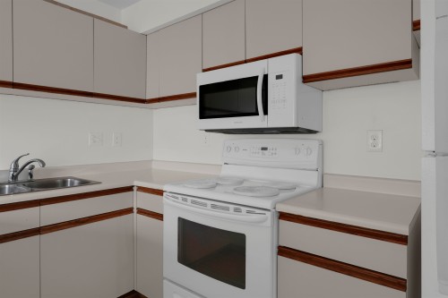25-9930 148 Street, Surrey, BC - Indoor Photo Showing Kitchen With Double Sink