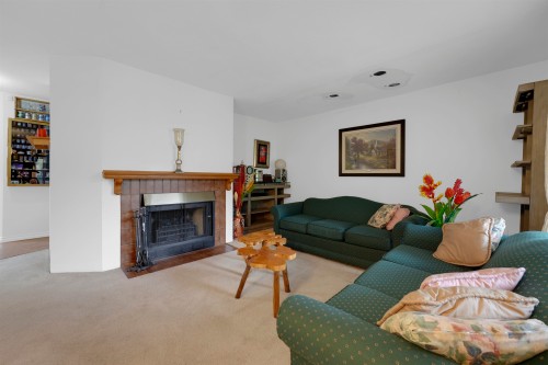 25-9930 148 Street, Surrey, BC - Indoor Photo Showing Living Room With Fireplace