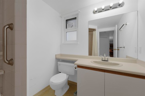 25-9930 148 Street, Surrey, BC - Indoor Photo Showing Bathroom