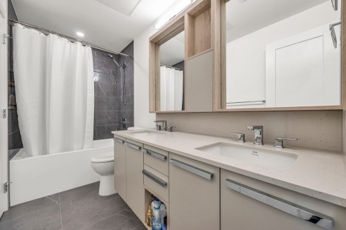 325-13788 76 Avenue, Surrey, BC - Indoor Photo Showing Bathroom