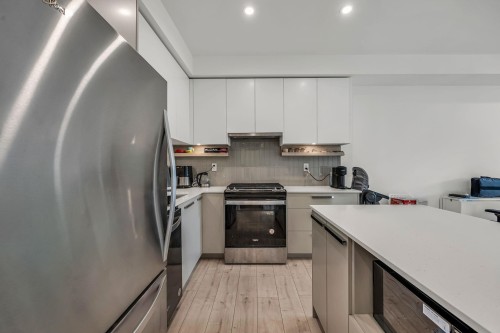 325-13788 76 Avenue, Surrey, BC - Indoor Photo Showing Kitchen