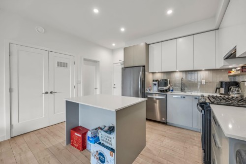 325-13788 76 Avenue, Surrey, BC - Indoor Photo Showing Kitchen With Upgraded Kitchen