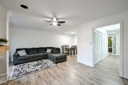2-2998 Mouat Drive, Abbotsford, BC - Indoor Photo Showing Living Room