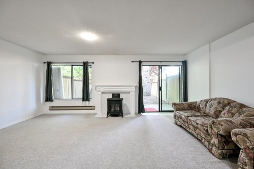2-2998 Mouat Drive, Abbotsford, BC - Indoor Photo Showing Living Room With Fireplace