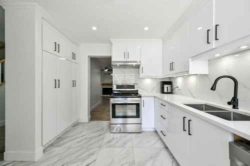 2-2998 Mouat Drive, Abbotsford, BC - Indoor Photo Showing Kitchen With Double Sink With Upgraded Kitchen