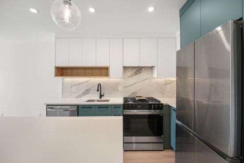 409-6270 Gooseberry Drive, Surrey, BC - Indoor Photo Showing Kitchen