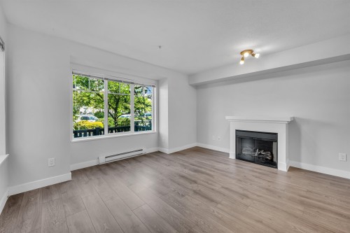 6-20038 70 Avenue, Langley, BC - Indoor Photo Showing Living Room With Fireplace