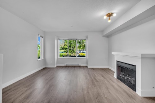 6-20038 70 Avenue, Langley, BC - Indoor Photo Showing Living Room With Fireplace