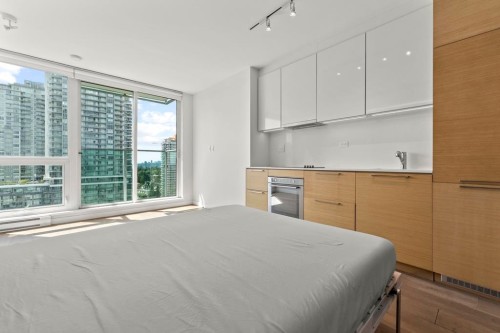 2105-13438 Central Avenue, Surrey, BC - Indoor Photo Showing Bedroom