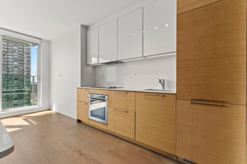 2105-13438 Central Avenue, Surrey, BC - Indoor Photo Showing Kitchen