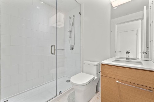 2105-13438 Central Avenue, Surrey, BC - Indoor Photo Showing Bathroom