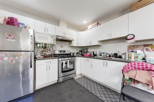 6709 216 Street, Langley, BC - Indoor Photo Showing Kitchen