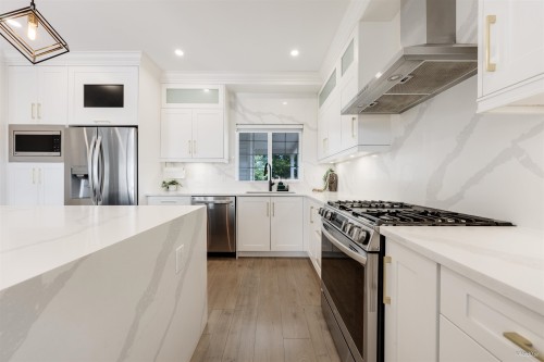 6709 216 Street, Langley, BC - Indoor Photo Showing Kitchen With Upgraded Kitchen