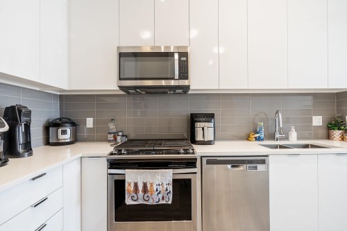 C620-8150 207 Street, Langley, BC - Indoor Photo Showing Kitchen With Double Sink With Upgraded Kitchen
