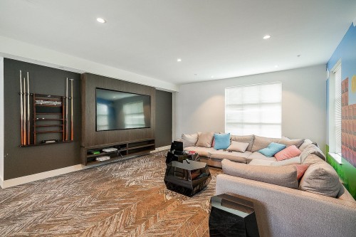 C620-8150 207 Street, Langley, BC - Indoor Photo Showing Living Room