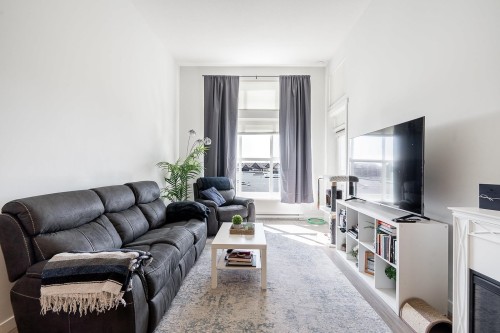 C620-8150 207 Street, Langley, BC - Indoor Photo Showing Living Room