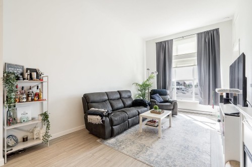 C620-8150 207 Street, Langley, BC - Indoor Photo Showing Living Room