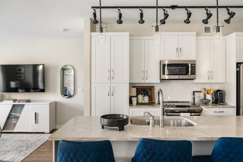 513-11058 132 Street, Surrey, BC - Indoor Photo Showing Kitchen With Double Sink With Upgraded Kitchen
