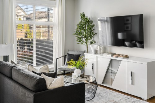 513-11058 132 Street, Surrey, BC - Indoor Photo Showing Living Room