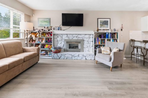 10520 Sunview Place, Delta, BC - Indoor Photo Showing Living Room With Fireplace