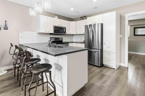 10520 Sunview Place, Delta, BC - Indoor Photo Showing Kitchen With Double Sink