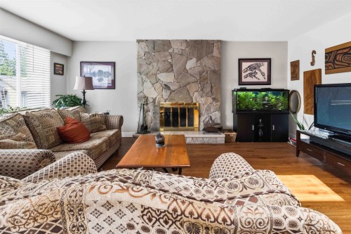10520 Sunview Place, Delta, BC - Indoor Photo Showing Living Room With Fireplace