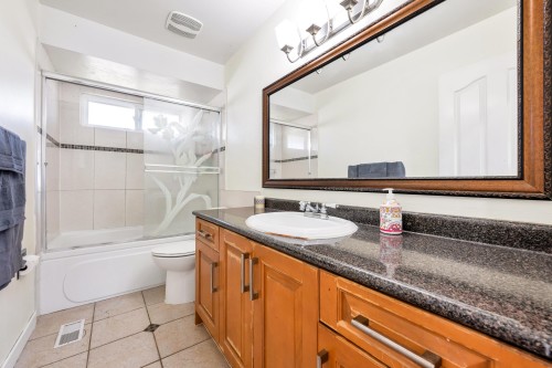 11789 85A Avenue, Delta, BC - Indoor Photo Showing Bathroom