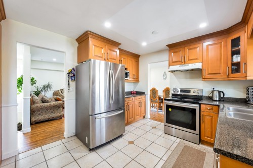 11789 85A Avenue, Delta, BC - Indoor Photo Showing Kitchen With Double Sink