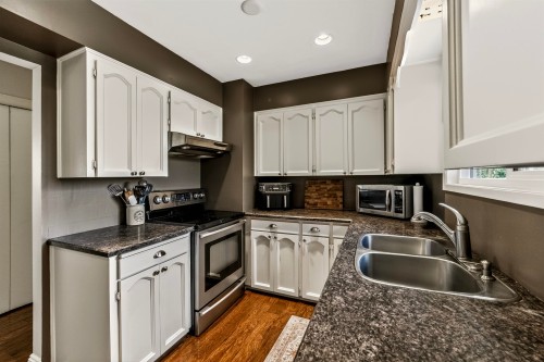 32137 Debreen Crescent, Abbotsford, BC - Indoor Photo Showing Kitchen With Double Sink