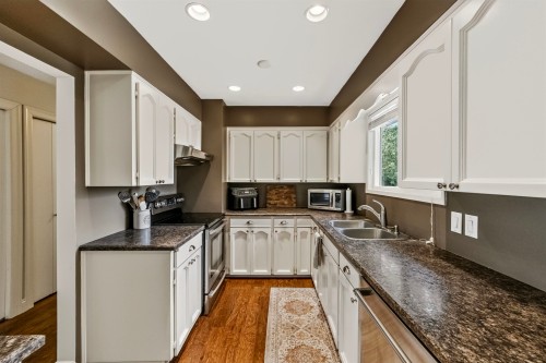 32137 Debreen Crescent, Abbotsford, BC - Indoor Photo Showing Kitchen With Double Sink