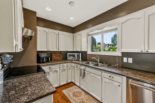 32137 Debreen Crescent, Abbotsford, BC - Indoor Photo Showing Kitchen With Double Sink