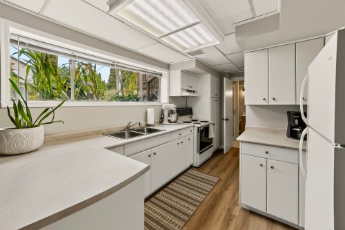 32137 Debreen Crescent, Abbotsford, BC - Indoor Photo Showing Kitchen With Double Sink