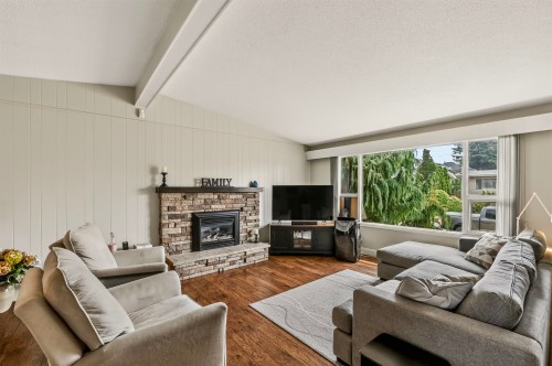 32137 Debreen Crescent, Abbotsford, BC - Indoor Photo Showing Living Room With Fireplace