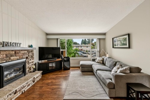 32137 Debreen Crescent, Abbotsford, BC - Indoor Photo Showing Living Room With Fireplace