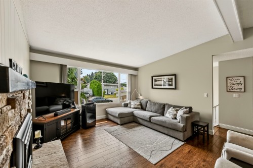 32137 Debreen Crescent, Abbotsford, BC - Indoor Photo Showing Living Room