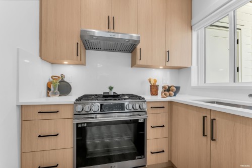 8221 111B Street, Delta, BC - Indoor Photo Showing Kitchen With Upgraded Kitchen