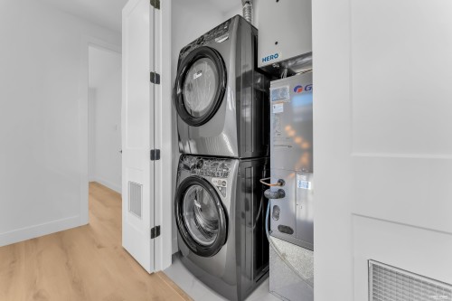 8221 111B Street, Delta, BC - Indoor Photo Showing Laundry Room