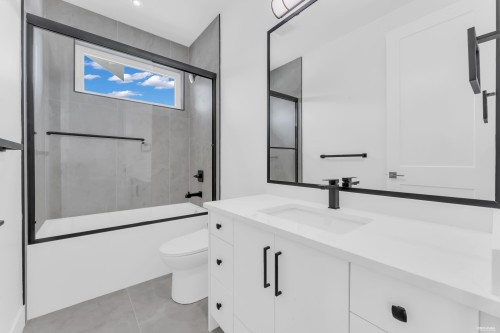 8221 111B Street, Delta, BC - Indoor Photo Showing Bathroom