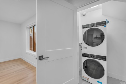 8221 111B Street, Delta, BC - Indoor Photo Showing Laundry Room