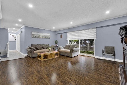 7059 Barkley Place, Delta, BC - Indoor Photo Showing Living Room