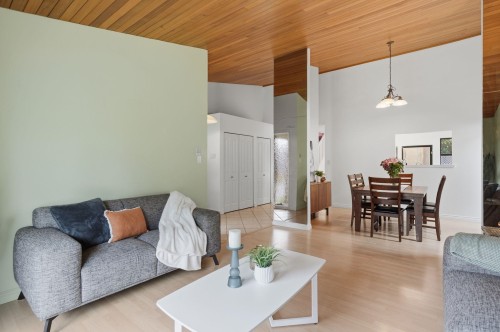 11837 Alderwood Crescent, Delta, BC - Indoor Photo Showing Living Room