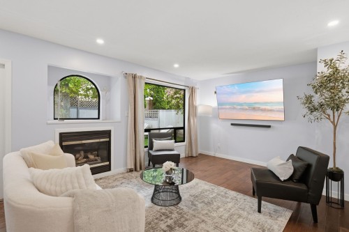 11837 Alderwood Crescent, Delta, BC - Indoor Photo Showing Living Room With Fireplace