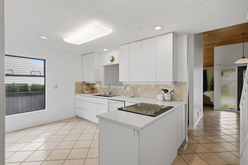 11837 Alderwood Crescent, Delta, BC - Indoor Photo Showing Kitchen With Double Sink