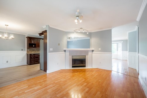 19065 60 Avenue, Surrey, BC - Indoor Photo Showing Living Room With Fireplace