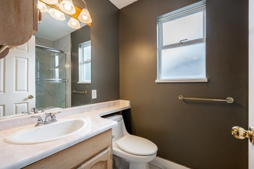 19065 60 Avenue, Surrey, BC - Indoor Photo Showing Bathroom